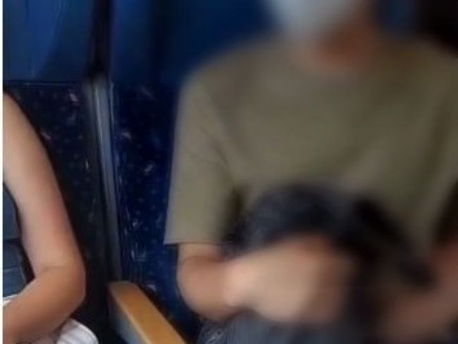 Polícia obvinila muža, ktorý masturboval vo vlaku