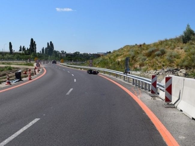 Polícia pátra po svedkoch nehody, vodič z miesta ušiel