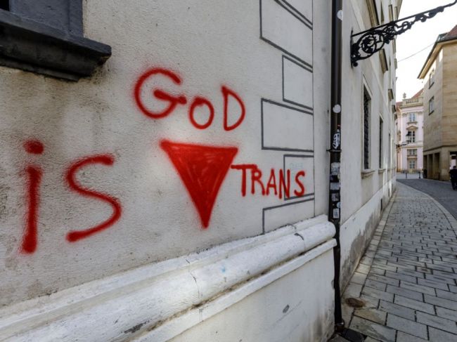 FOTO: Polícia začala pre posprejované budovy v centre Bratislavy trestné stíhanie