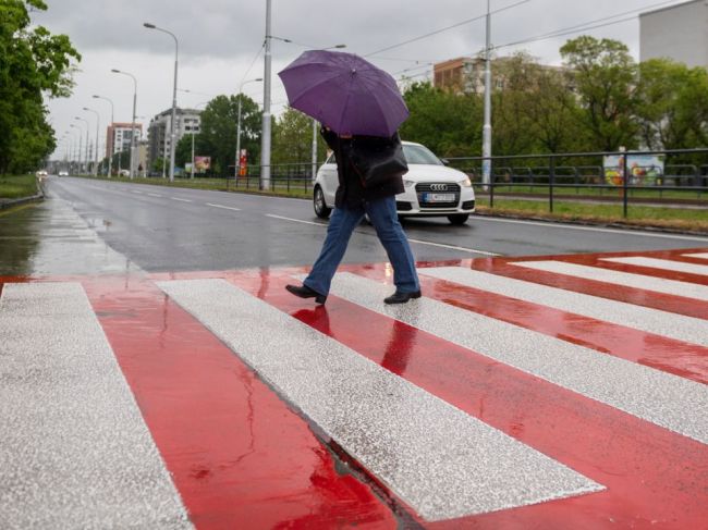 Nad Slovenskom sa rozprší, SHMÚ varuje aj pred búrkami