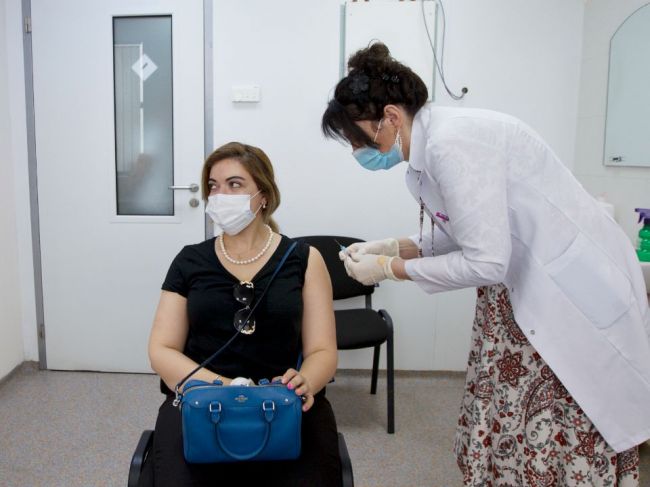 Spojené štáty odmietli výzvu WHO pozastaviť podávanie tretích dávok vakcín