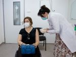 Spojené štáty odmietli výzvu WHO pozastaviť podávanie tretích dávok vakcín