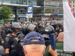 Policajní ťažkoodenci zasiahli voči protestujúcim v Bratislave