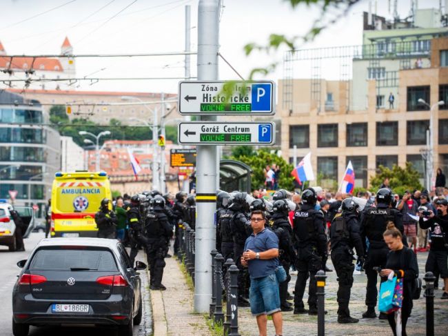Polícia počas protestov v Bratislave zadržala troch ľudí