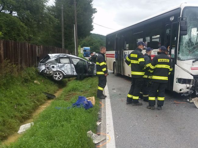 Osobné auto sa zrazilo s autobusom