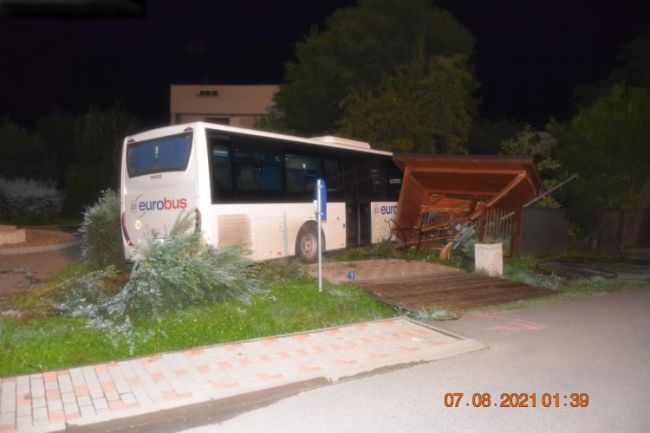 Autobus pri nehode zdemoloval zastávku SAD