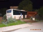 Autobus pri nehode zdemoloval zastávku SAD