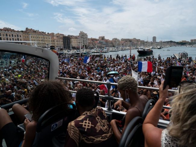 Desaťtisíce ľudí vo Francúzsku opäť protestovali proti covidpasom