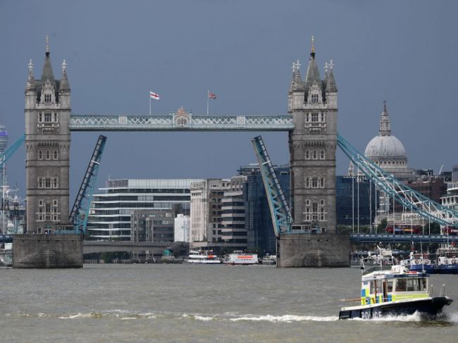Zdvíhací most Tower Bridge sa zasekol, v Londýne sú rozsiahle zápchy