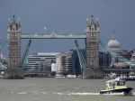 Zdvíhací most Tower Bridge sa zasekol, v Londýne sú rozsiahle zápchy
