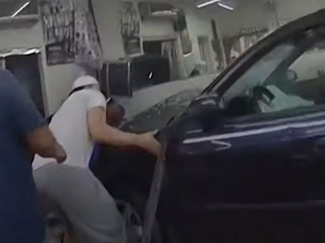 Video: Mama s bábätkom ostali zakliesnené pod autom, zasiahnuť museli policajti