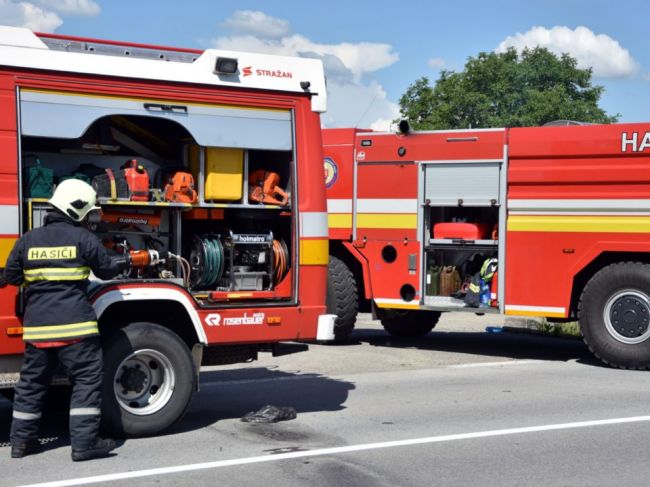 Pri dopravnej nehode došlo k zrážke troch áut, na mieste zasahovalo sedem hasičov