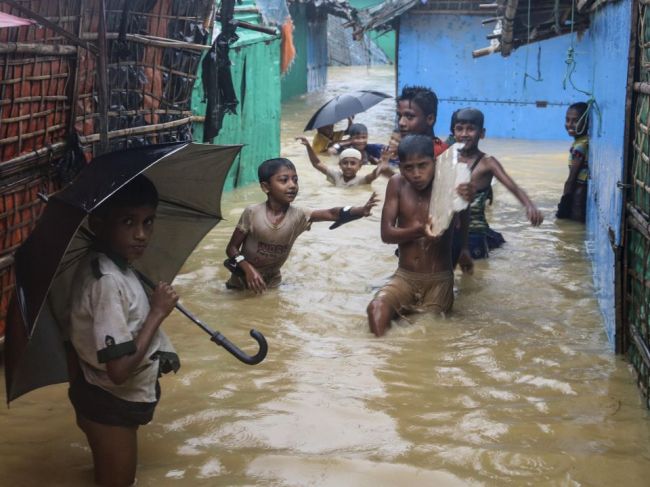 Bangladéš začal očkovať tisíce rohinských utečencov