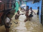 Bangladéš začal očkovať tisíce rohinských utečencov