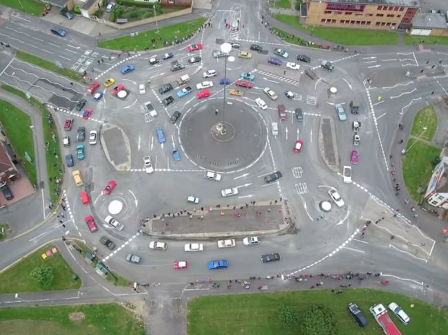 Video: „Magický“ kruhový objazd potrápi aj tých najskúsenejších vodičov