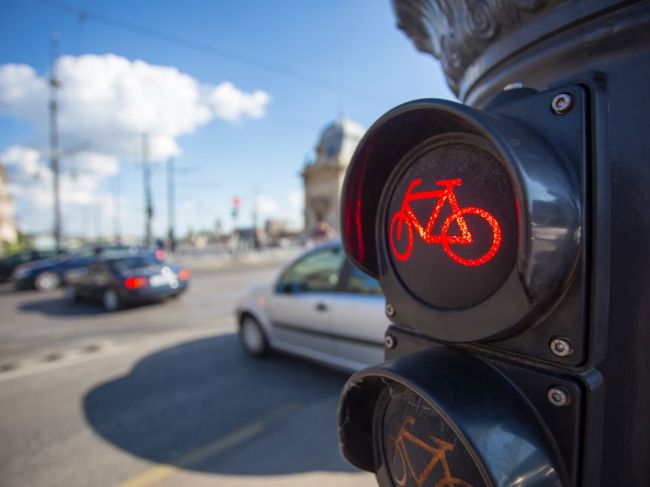 Dopravné značky platia aj pre cyklistov, rešpektovať musia aj červenú na semafore