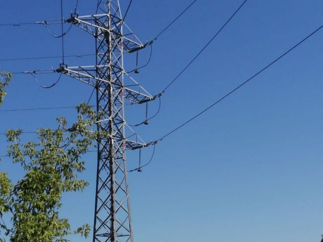 Muž nechcel zliezť zo stĺpu vysokého napätia, museli privolať vyjednávača