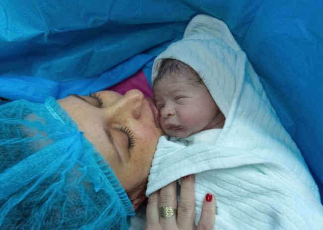 Deti narodené cisárskym rezom majú vyššie riziko, že skončia v nemocnici s týmto problémom