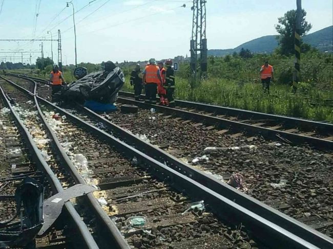 Hasiči zasahujú pri tragickej nehode vlaku a osobného auta