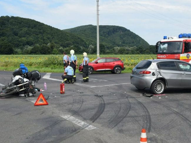 Pred obcou Tovarné došlo k nehode osobného auta s motocyklom