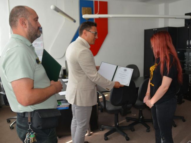 Polícia ocenila dvojicu dievčat, ktoré pomohli pri vypátraní nezvestnej ženy