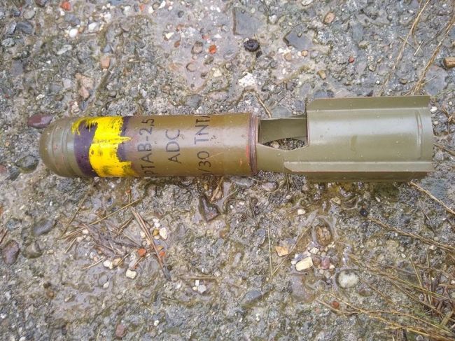 Muž pri upratovaní dvora našiel protitankovú leteckú bombu z roku 1957