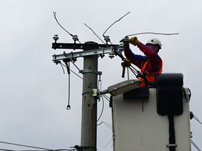 Niektorí obyvatelia stredného Slovenska zostanú bez elektriny aj cez noc