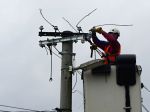 Niektorí obyvatelia stredného Slovenska zostanú bez elektriny aj cez noc