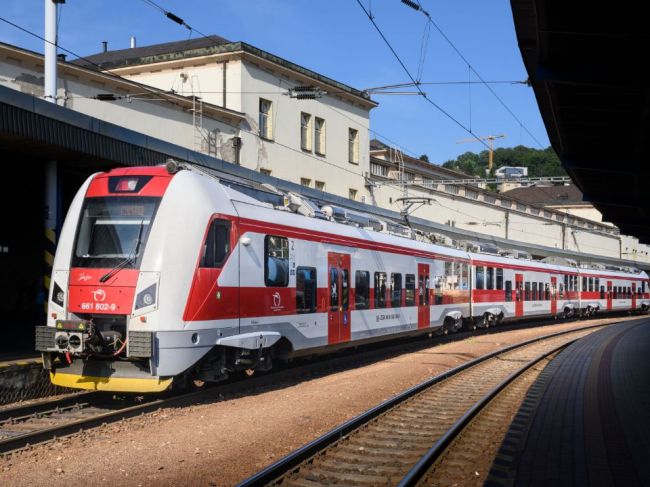 ZSSK má nedostatok rušňovodičov, niektoré vlaky boli preto odrieknuté
