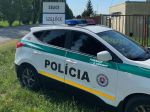 Muž zostal na úteku pred policajtmi zakliesnený v diere v strope domu
