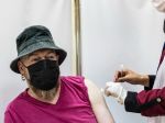 Izrael od nedele ponúkne tretiu dávku vakcíny osobám starším ako 40 rokov