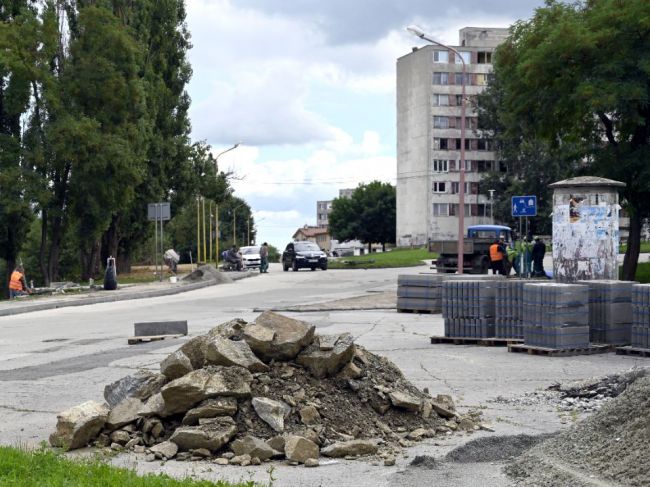 Na košickom Luníku IX upravujú cesty, chodníky i fasády