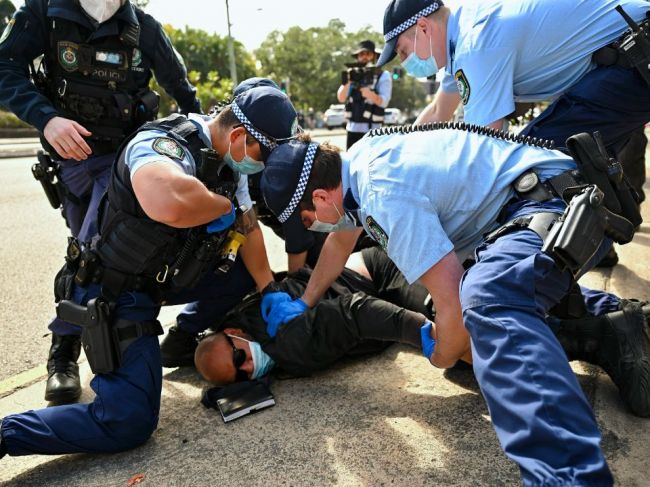 V Austrálii zatkli na protestoch proti lockdownom 250 ľudí