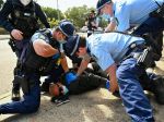 V Austrálii zatkli na protestoch proti lockdownom 250 ľudí