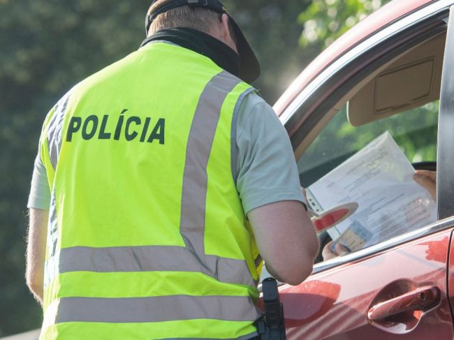 Za urážku verejného činiteľa za výkon jeho právomoci má hroziť pokuta 500 eur