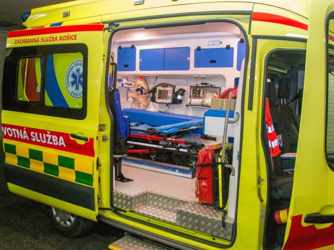 Prevážaný pacient napadol člena záchranky, chcú ho stíhať väzobne