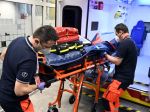 Záchranári i operátori 155 sa čoraz častejšie stretávajú s agresiou voči nim