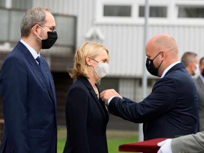 Za evakuáciu z Afganistanu ocenil minister obrany vojakov aj veľvyslankyňu USA