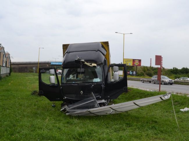 Nákladné auto v Košiciach zdemolovalo zastávku MHD