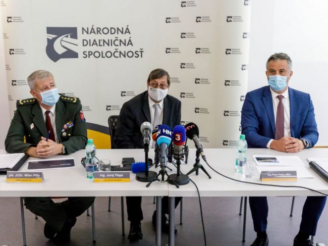 Na bratislavskej diaľnici D1 spustili líniové riadenie dopravy, jazdiť sa môže rýchlejšie