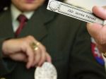 Policajti by podľa novely zákona nemuseli nosiť na rovnošate menovky