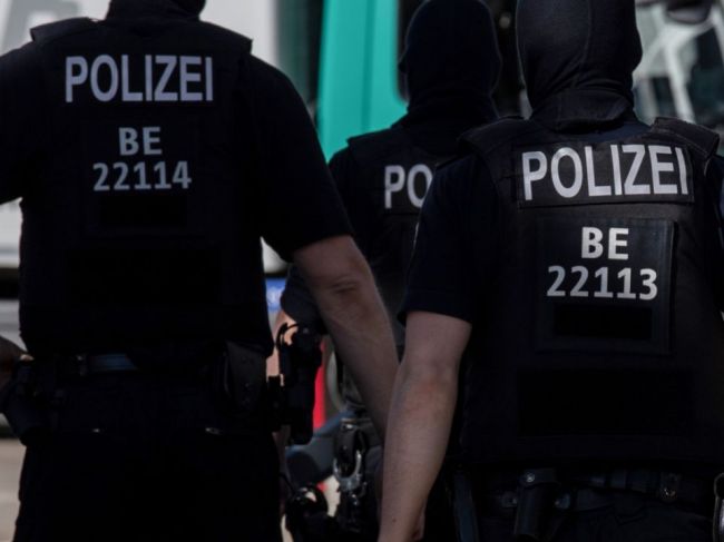 Nemecká polícia vykonala razie pre očkovanie soľným roztokom