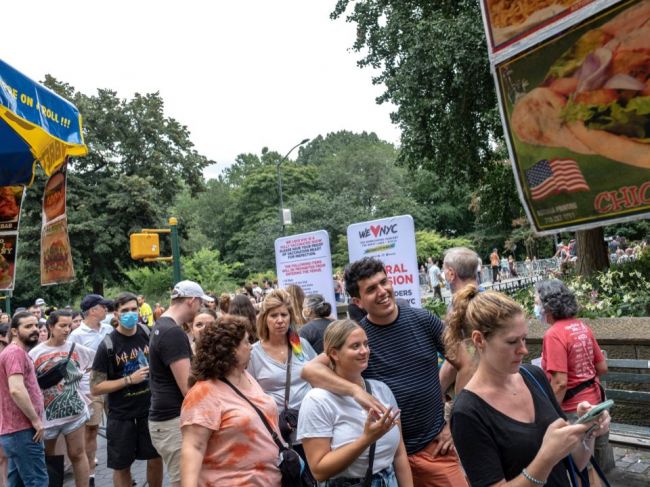 Koronavírusom sa v roku 2020 mohla nakaziť zhruba tretina Američanov