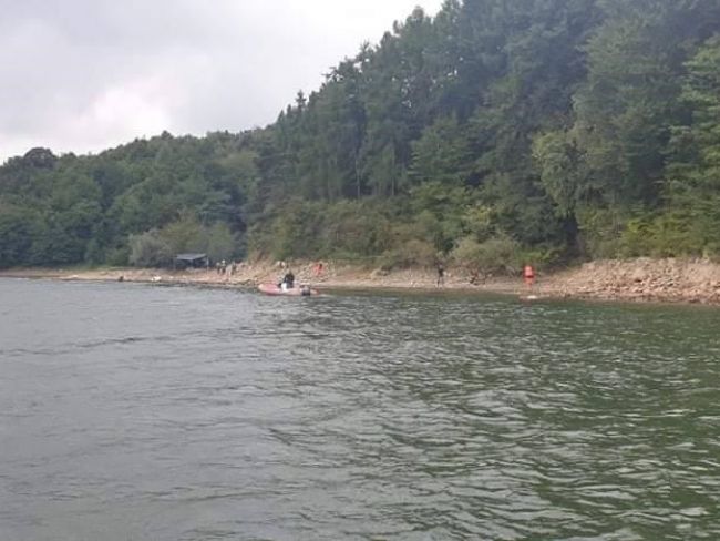 Vo vodnej nádrži našli telo ženy, na nohe mala pripevnené vedro so závažím
