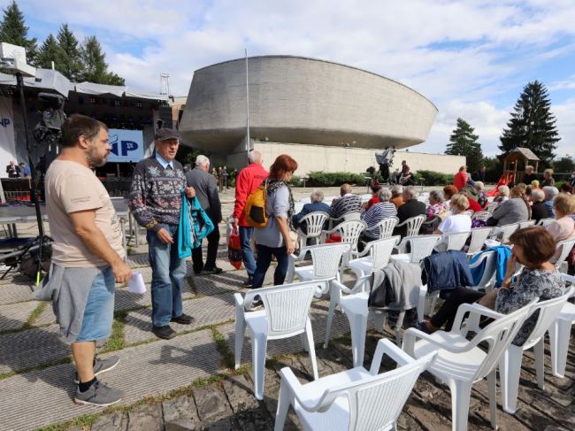 Oficiálny program osláv SNP sa začal preletom leteckej techniky