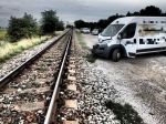Vodič zasahoval s dodávkou do koľajiska, narazil do nej vlak