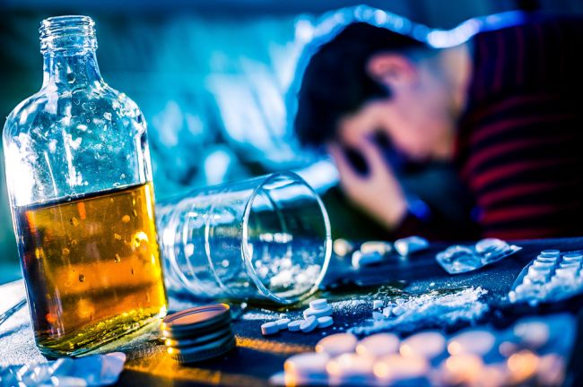 Alkohol zvyšuje aj riziko samovražedného správania