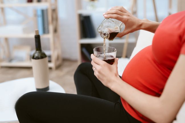 NCZI: Niektoré Slovenky nevedia alkoholu odolať ani počas tehotenstva