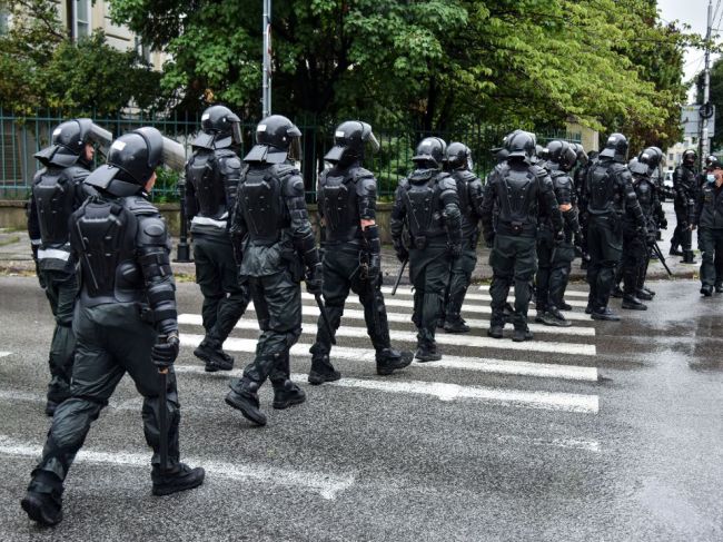 V Bratislave sa začali viaceré protesty, polícia už riešila incident pred NR SR