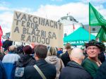 Dav stoviek ľudí sa pohol z Hodžovho námestia a mieri pred parlament